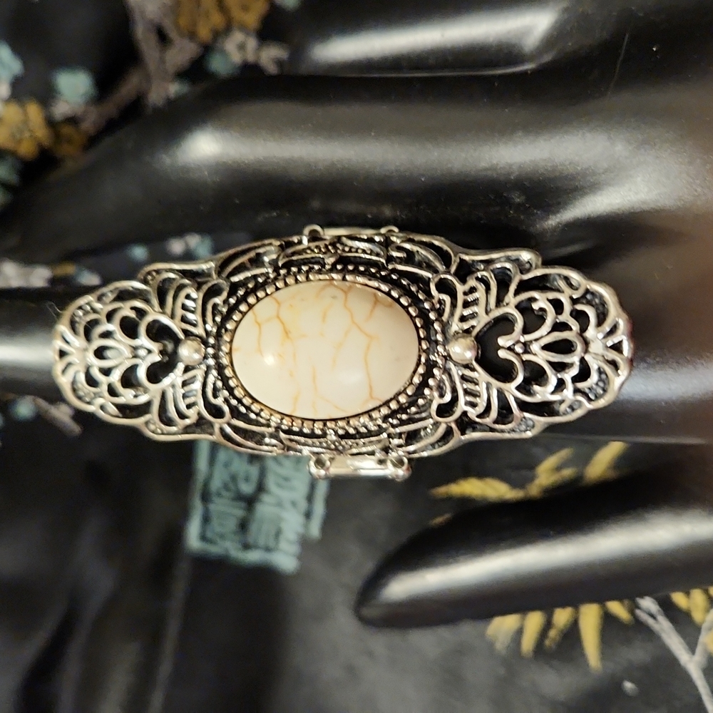 Knuckle Ring with Natural color Crackle Stone - 240